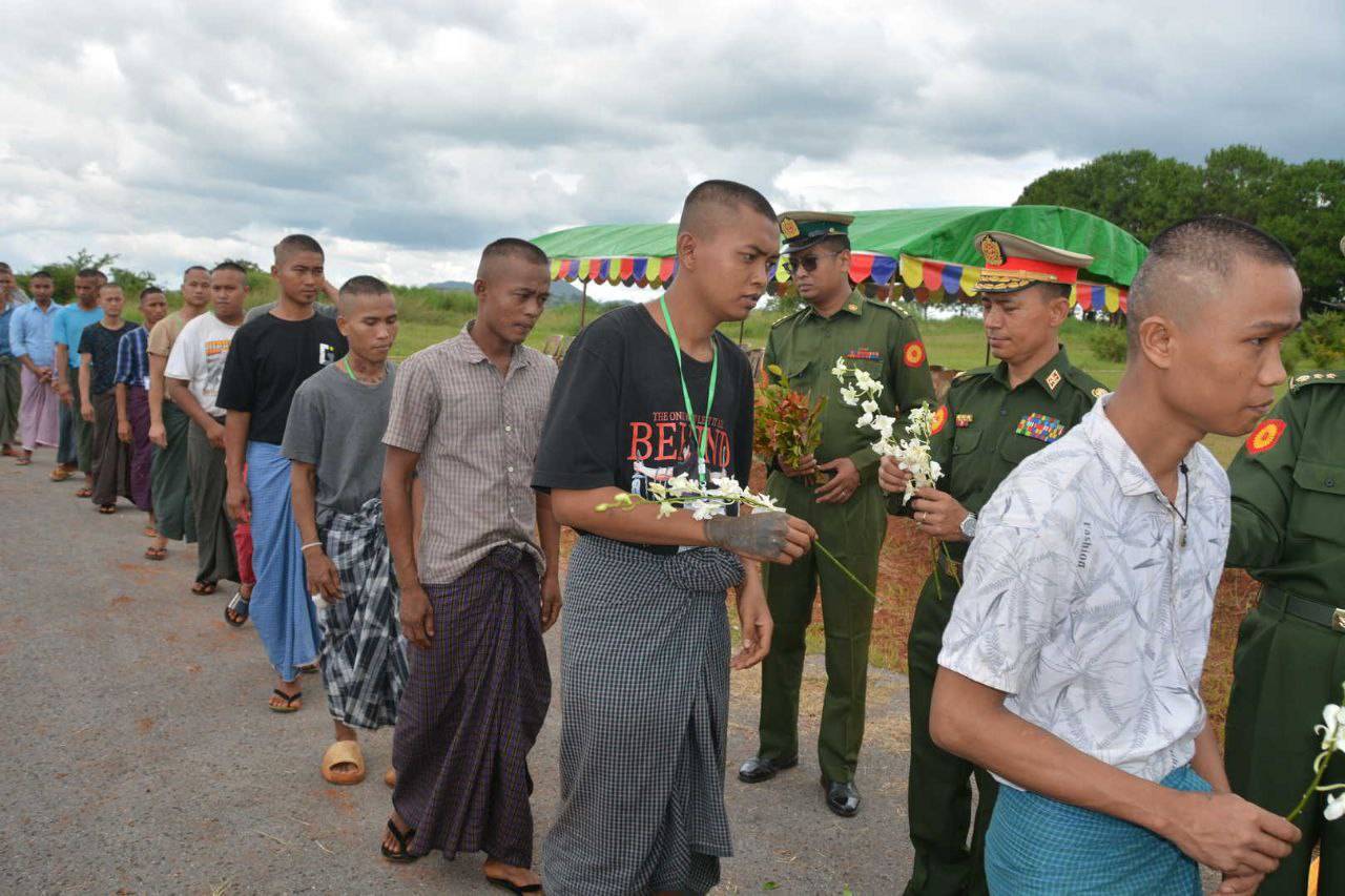 (ပြီးခဲ့သည့် အောက်တိုဘာအတွင်းက စစ်မှုထမ်းအပတ်စဥ် (၆)သင်တန်းတက်နေရသော ဖမ်းဆီးခံရသည့်လူငယ်များအား တွေ့ရစဥ်။ဓာတ်ပုံ - ပသစ)