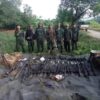 (မ​ထောစစ်တပ်စခန်းမှ ထွက်​ပြေးစစ်သားများထံမှ သိမ်းဆည်းရရှိ​သော လက်နက်ခဲယမ်းများနှင့် KNLA တပ်ဖွဲ့ဝင်များ။ ။ဓါတ်ပုံ-KNU Mutra News)