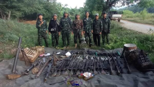 (မ​ထောစစ်တပ်စခန်းမှ ထွက်​ပြေးစစ်သားများထံမှ သိမ်းဆည်းရရှိ​သော လက်နက်ခဲယမ်းများနှင့် KNLA တပ်ဖွဲ့ဝင်များ။ ။ဓါတ်ပုံ-KNU Mutra News)