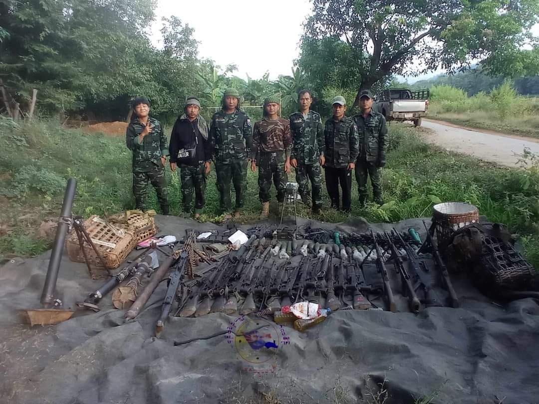 (မ​ထောစစ်တပ်စခန်းမှ ထွက်​ပြေးစစ်သားများထံမှ သိမ်းဆည်းရရှိ​သော လက်နက်ခဲယမ်းများနှင့် KNLA တပ်ဖွဲ့ဝင်များ။ ။ဓါတ်ပုံ-KNU Mutra News)