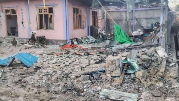 (နိုဝင်ဘာ ၂၂ရက်ညက နောင်ချိုမြို့ စစ်ကောင်စီလေကြောင်းတိုက်ခိုက်မှုကြောင့် နေအိမ်များပျက်စီးနေသည်ကို တွေ့ရစဉ်။ ဓာတ်ပုံ - CJ)
