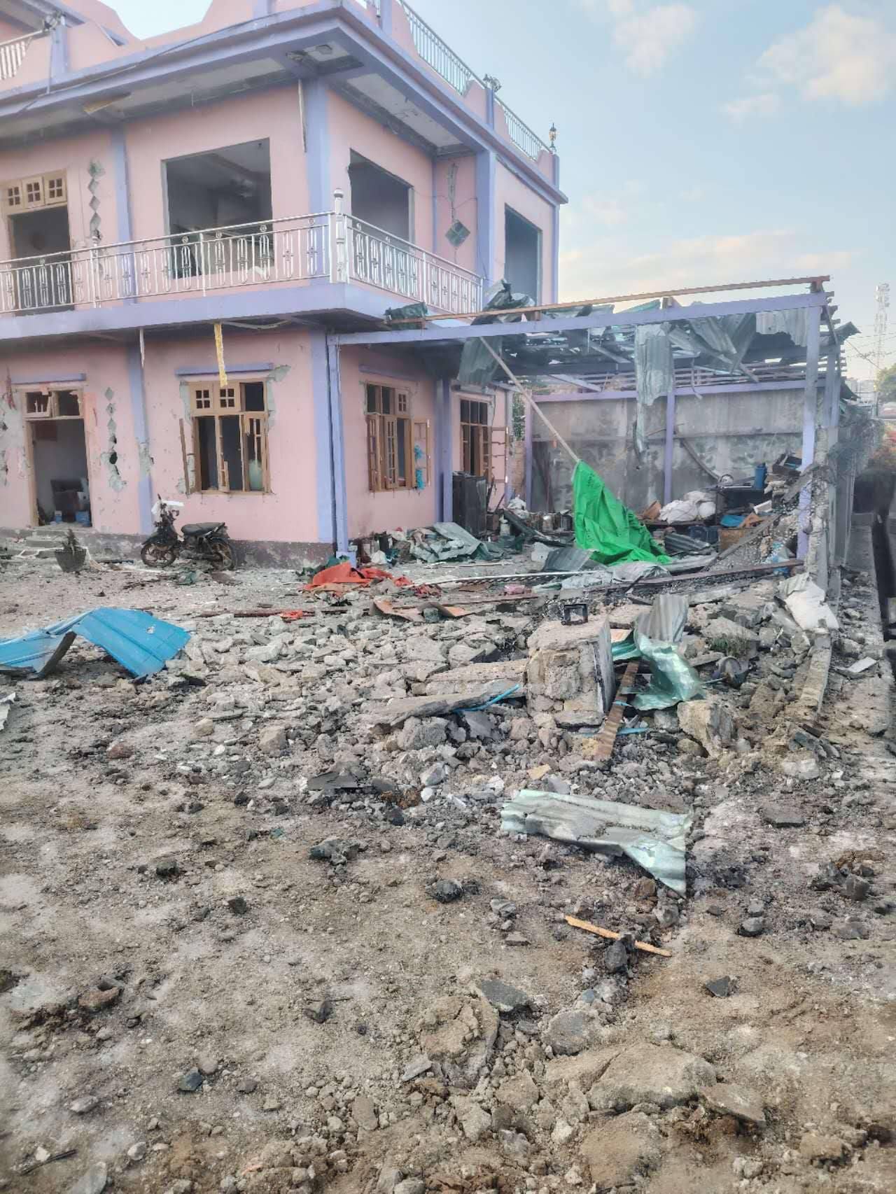 (နိုဝင်ဘာ ၂၂ရက်ညက နောင်ချိုမြို့ စစ်ကောင်စီလေကြောင်းတိုက်ခိုက်မှုကြောင့် နေအိမ်များပျက်စီးနေသည်ကို တွေ့ရစဉ်။ ဓာတ်ပုံ - CJ)