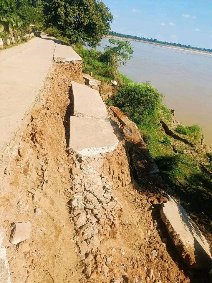(ကနီမြို့နယ်ရှိ ချင်းတွင်းမြစ်ကမ်းပြိုကျမှုကြောင့် အဓိက ကုန်ထုတ်လမ်းပိုင်း ပျက်စီးနေသည်ကို တွေရစဥ်။ဓာတ်ပုံ-Pyae Aung Naing-Kani)