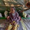 (အအေးဒဏ်ကြောင့် ဖျားနာနေသော စစ်ရှောင် အဘွားအိုအား တွေ့ရစဥ်။ဓာတ်ပုံ - အားမာန်သစ်)