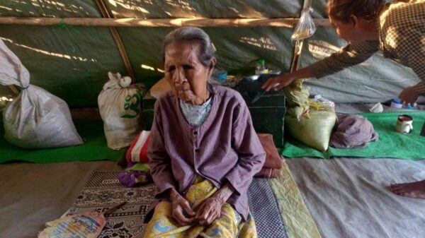 (အအေးဒဏ်ကြောင့် ဖျားနာနေသော စစ်ရှောင် အဘွားအိုအား တွေ့ရစဥ်။ဓာတ်ပုံ - အားမာန်သစ်)