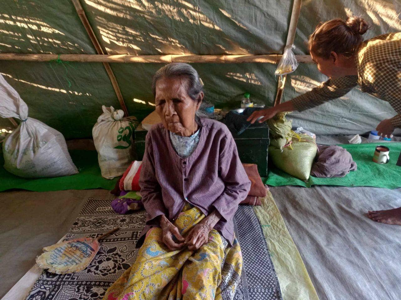 (အအေးဒဏ်ကြောင့် ဖျားနာနေသော စစ်ရှောင် အဘွားအိုအား တွေ့ရစဥ်။ဓာတ်ပုံ - အားမာန်သစ်)