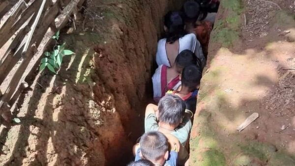 (စစ်​ကောင်စီတပ် ဗုံးကြဲ သတ်ဖြတ်မှုများ အန္တရာယ် ကာကွယ်နိုင်ရန် ဗုံးခိုကျင်းအတွင်း တိမ်း​ရှောင်မှု ​လေ့ကျင့်​နေ​သော ကရင်ပြည်နယ်မှ က​လေးငယ်များ ။ဓါတ်ပုံ-CJ)
