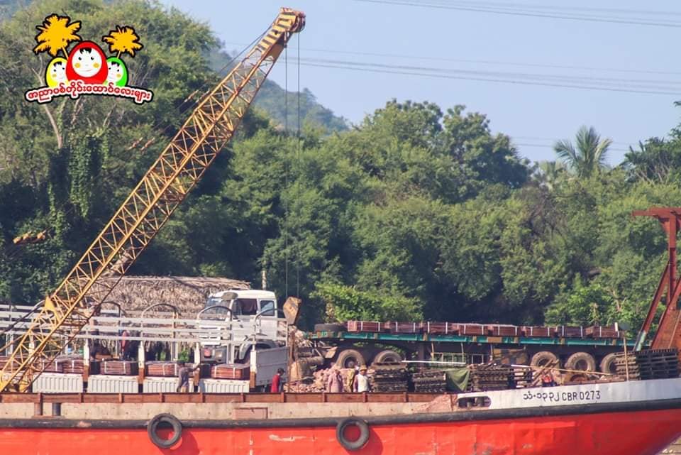 စစ်ကောင်စီက ချင်းတွင်းမြစ်အတိုင်း သစ်လုံးနှင့် သစ်အချောထည်များကို ရေယာဥ်များဖြင့် ၂၀၂၄ ခုနှစ်စက်တင်ဘာလက သယ်ဆောင်လာစဥ်