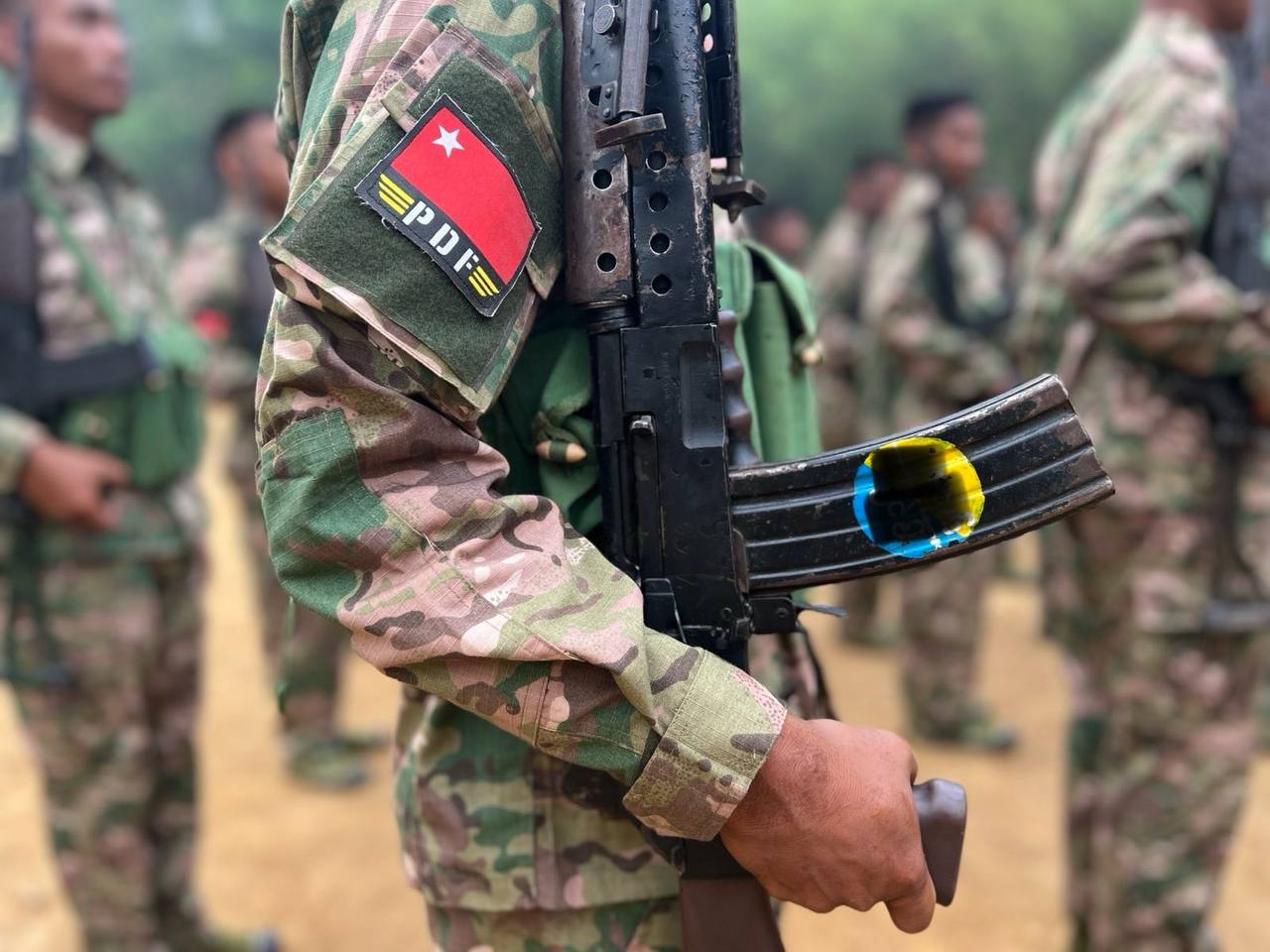 (မန္တလေး PDFမှ ရဲဘော်များအား တွေ့ရစဉ်။ ဓာတ်ပုံ - မန္တလေး PDF)