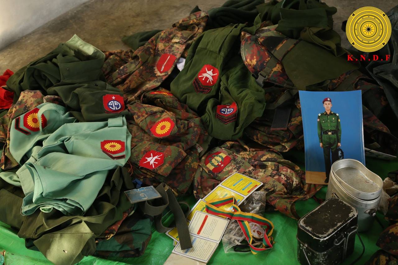 (၂၀၂၃ နှစ်ကုန်ပိုင်းက ၁၁၁၁ စစ်​ဆင်​ရေးအတွင်း လွိုင်​ကော်တက္ကသိုလ်တွင် တပ်စွဲထား​သော တပ်မ ၆၆ လက်အောက်ခံတပ်ရင်းမှ စစ်သားများကို ကရင်နီပူး​ပေါင်းတပ်က ထိုးစစ်ဆင်ပြီး သိမ်းဆည်းရရှိ​သောလက်နက်ခဲယမ်းများ ။ဓါတ်ပုံ- KNDF)