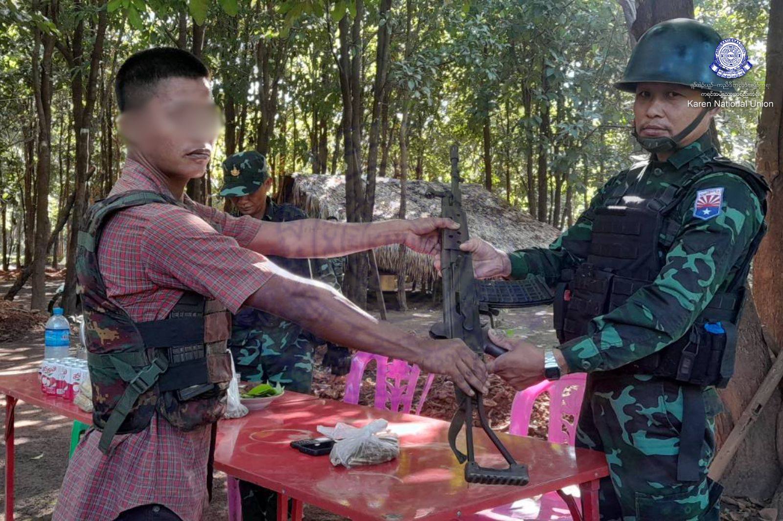 (အလင်းဝင်လာသော စစ်မှုထမ်းသင်တန်း အပတ်စဉ် (၂)မှ တပ်သားကျော်မင်းအောင်အား တွေ့ရစဉ်။ ဓာတ်ပုံ - KNU)