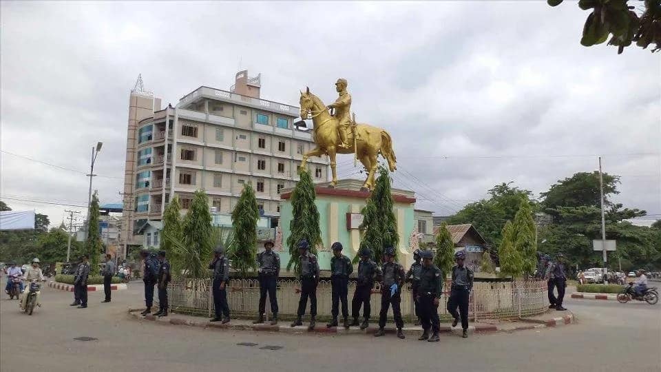 (၂၀၂၁ စစ်တပ်အာဏာသိမ်းပြီးနောက် မုံရွာမြို့ ဗိုလ်ချုပ်ကြေးရုပ်ရှေ့၌ တွေ့ရသည့် စစ်ကောင်စီ တပ်ဖွဲ့ဝင်များ။ (ဓာတ်ပုံ – CJ)