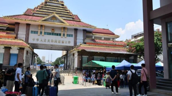 (မြန်မာ-တရုတ် နယ်စပ် ဆင်ဖြူဂိတ်ကို ​တွေ့ရစဥ်(ပုံအ​ဟောင်းဖြစ်ပါသည်) ။ဓါတ်ပုံ-CJ)