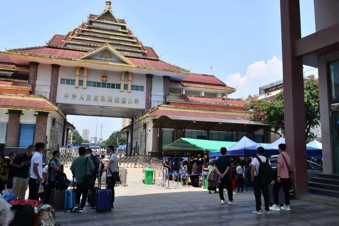 (မြန်မာ-တရုတ် နယ်စပ် ဆင်ဖြူဂိတ်ကို ​တွေ့ရစဥ်(ပုံအ​ဟောင်းဖြစ်ပါသည်) ။ဓါတ်ပုံ-CJ)