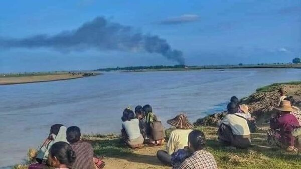 (မတ္တရာမြို့နယ်ရှိ နေအိမ်များ မီးရှို့ခံရသည်ကို အဝေးကငေးကြည့်နေကြရသည့် စစ်ရှောင်ဒေသခံများ။ (ပုံအဟောင်းအသုံးပြုထားပါသည်။ ဓာတ်ပုံ − The voice of wetlet madayar)