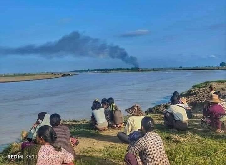 (မတ္တရာမြို့နယ်ရှိ နေအိမ်များ မီးရှို့ခံရသည်ကို အဝေးကငေးကြည့်နေကြရသည့် စစ်ရှောင်ဒေသခံများ။ (ပုံအဟောင်းအသုံးပြုထားပါသည်။ ဓာတ်ပုံ − The voice of wetlet madayar)