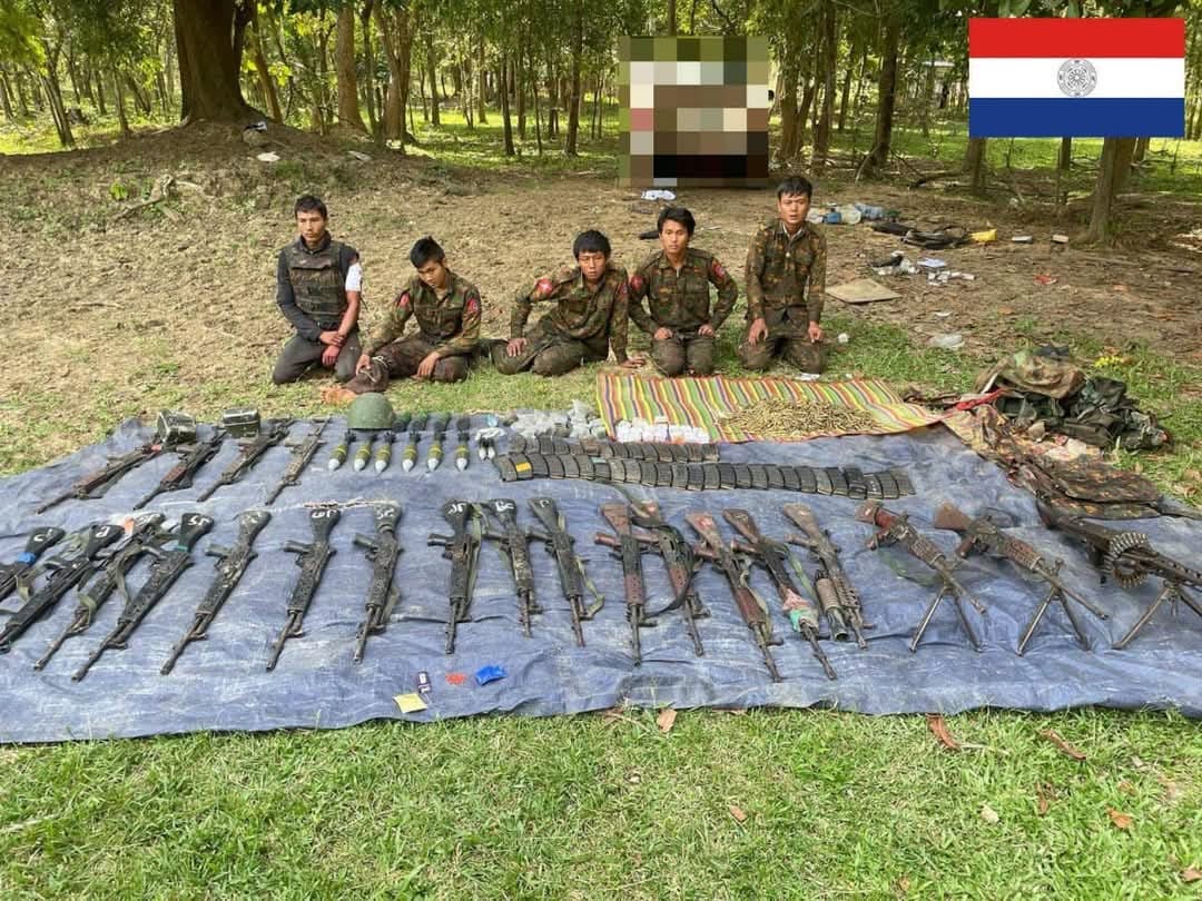 (ကရင်နီတပ်​ပေါင်းစုသိမ်းဆည်းရရှိ​သော လက်နက်ခဲယမ်းများနှင့် စစ်သုံ့ပန်းများ။ ဓါတ်ပုံ-KNDF ၊Loikaw PDF)