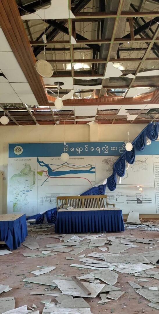(ဝိုင်းမော်မြို့နယ် ဝါရှောင်ကျေးရွာရှိ ဆည်းမြောင်းရုံးကို စစ်ကောင်စီက လေကြောင်းမှ ဗုံးကြဲတိုက်ခိုက်ပြီးနောက် တွေ့ရစဉ်။ ဓာတ်ပုံ - ဝါရှောင်ဆရာတော်)