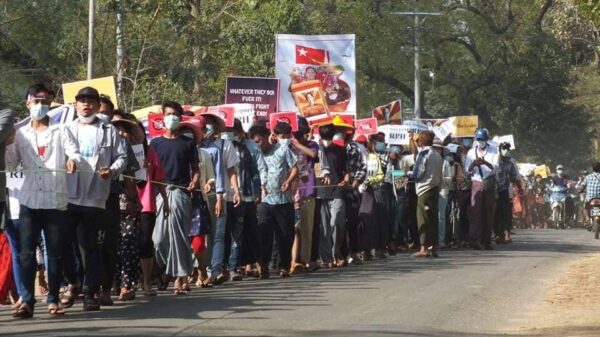 (စစ်တပ်အာဏာသိမ်းမှုအပေါ် ကန့်ကွက်ဆန္ဒပြနေသော မင်းလှဒေသခံများအား ၂၀၂၁ ဖေဖော်ဝါရီက တွေ့ရစဉ်။ ဓာတ်ပုံ - CJ)