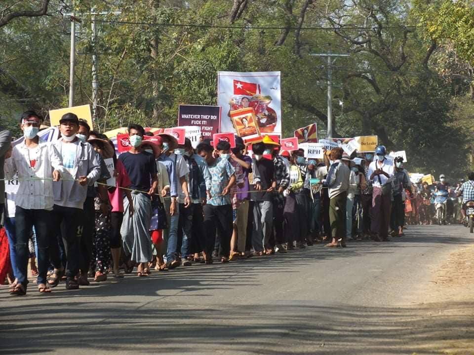 (စစ်တပ်အာဏာသိမ်းမှုအပေါ် ကန့်ကွက်ဆန္ဒပြနေသော မင်းလှဒေသခံများအား ၂၀၂၁ ဖေဖော်ဝါရီက တွေ့ရစဉ်။ ဓာတ်ပုံ - CJ)