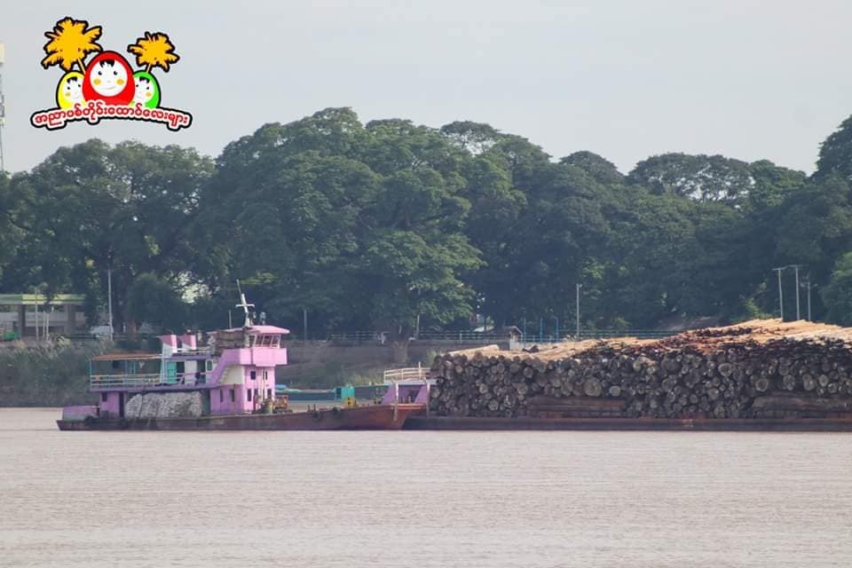 စစ်ကောင်စီက ချင်းတွင်းမြစ်အတိုင်း သစ်လုံးနှင့် သစ်အချောထည်များကို ရေယာဥ်များဖြင့် ၂၀၂၄ ခုနှစ်စက်တင်ဘာလက သယ်ဆောင်လာစဥ်
