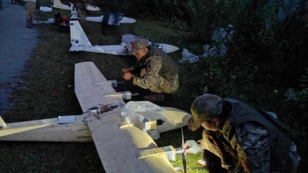 (ရှာထူးဝေါ်နည်းပညာတပ်ဖွဲ့မှ Fixed wing drone နှင့် တပ်ဖွဲ့ဝင်များ။ဓါတ်ပုံ- Shar Htoo Waw)