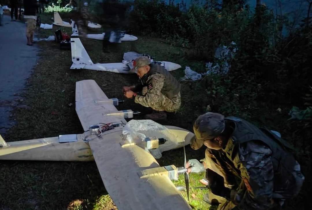 (ရှာထူးဝေါ်နည်းပညာတပ်ဖွဲ့မှ Fixed wing drone နှင့် တပ်ဖွဲ့ဝင်များ။ဓါတ်ပုံ- Shar Htoo Waw)