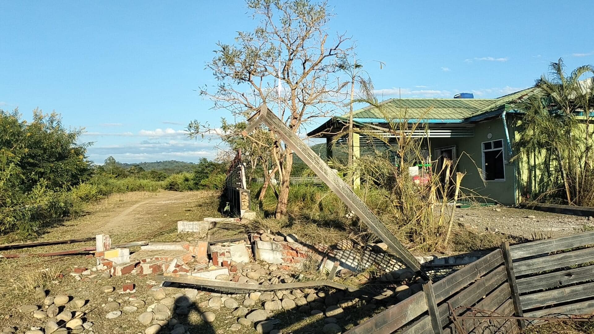 (ဝိုင်းမော်မြို့နယ် ဝါရှောင်ကျေးရွာရှိ ဆည်းမြောင်းရုံးကို စစ်ကောင်စီက လေကြောင်းမှ ဗုံးကြဲတိုက်ခိုက်ပြီးနောက် တွေ့ရစဉ်။ ဓာတ်ပုံ - ဝါရှောင်ဆရာတော်)