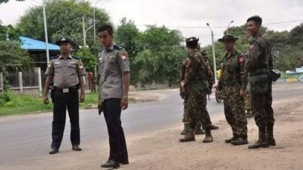 (မုံရွာမြို့နယ်တနေရာ၌ စစ်ကောင်စီတ​ပ်ဖွဲ့ဝင်များအား တွေ့ရစဥ်။ဓာတ်ပုံ - CJ)