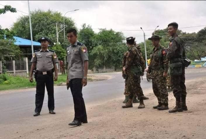 (မုံရွာမြို့နယ်တနေရာ၌ စစ်ကောင်စီတ​ပ်ဖွဲ့ဝင်များအား တွေ့ရစဥ်။ဓာတ်ပုံ - CJ)