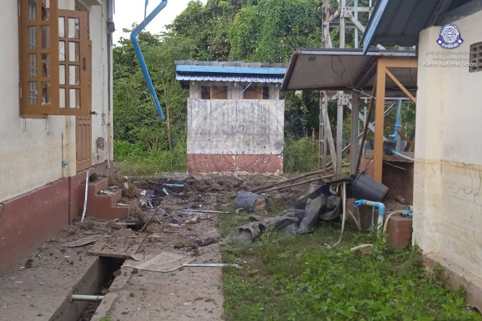 (ကျောက်ကြီးမြို့နယ်တွင် စစ်ကောင်စီတပ်ပစ်ခတ်မှုကြောင့် ပျက်စီးမှုများအား တွေ့ရစဉ်။ ဓာတ်ပုံ - KNU)