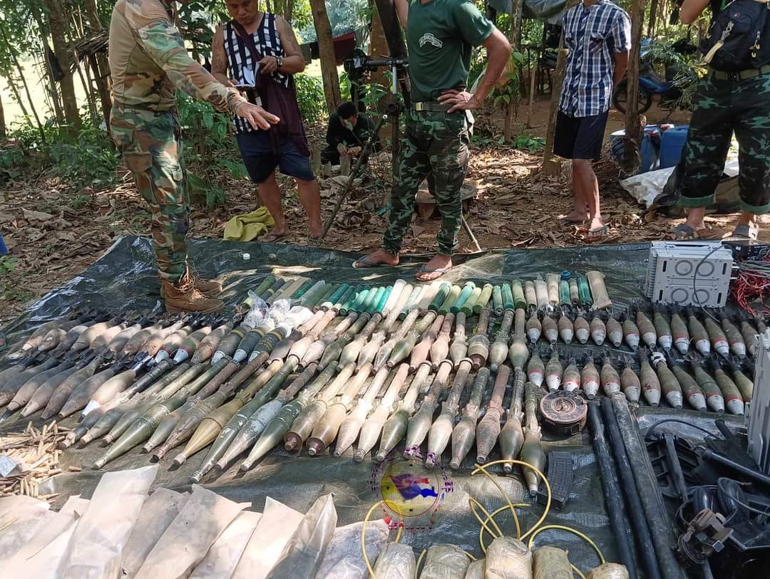 (မထောစစ်တပ်စခန်းမှ ထွက်ပြေးစစ်သားများထံမှ သိမ်းဆည်းရရှိသော လက်နက်ခဲယမ်းများနှင့် KNLA တပ်ဖွဲ့ဝင်များ။ ။ဓါတ်ပုံ-KNU Mutra News)