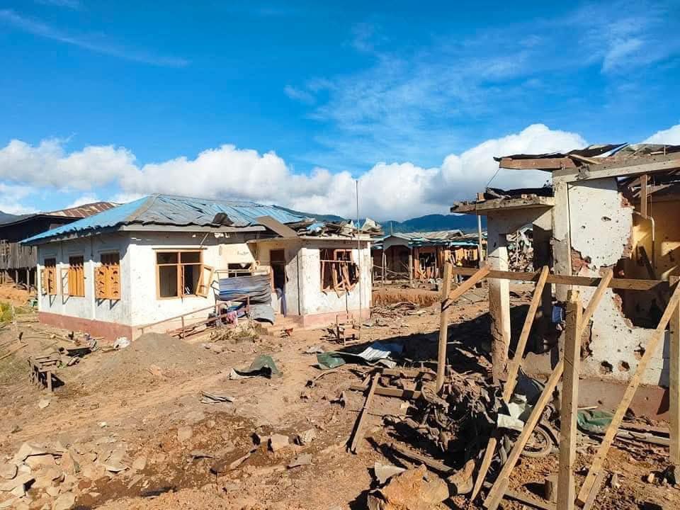 (ဖလမ်းမြို့နယ် လုမ်သဲကျေးရွာရှိပြည်သူ့ဆေးရုံကို စစ်ကောင်စီက လေကြောင်းဗုံးကြဲတိုက်ခိုက်အပြီး ပျက်စီးမှုများ။ ဓာတ်ပုံ - The Chin Post)