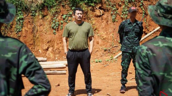 (NUG အစိုးရ​၏ တောင်ပိုင်းစစ်ဒေတာဝန်ခံ ဝန်ကြီး ဦးလွင်ကိုလတ်သည် တော်လှန်ရေးနယ်မြေတစ်ခုတွင်ပြုလုပ်သည့် ကွန်မန်ဒို သင်တန်းဆင်းပွဲကို ၂၀၂၂က တက်ရောက်နေစဉ်။ ဓာတ်ပုံ - တောင်ပိုင်းစစ်ဒေသ)