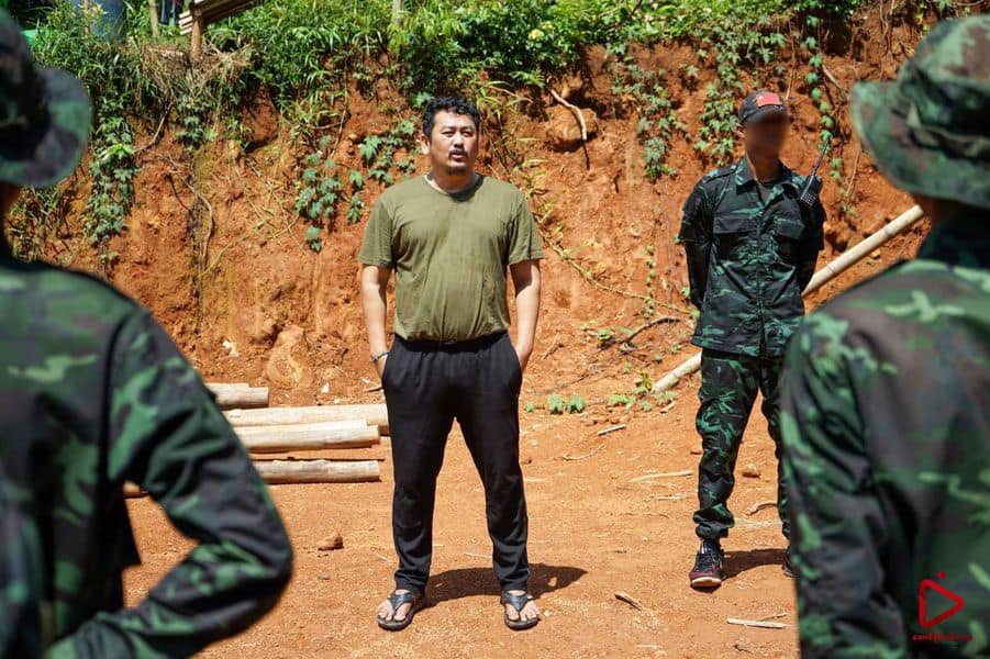(NUG အစိုးရ​၏ တောင်ပိုင်းစစ်ဒေတာဝန်ခံ ဝန်ကြီး ဦးလွင်ကိုလတ်သည် တော်လှန်ရေးနယ်မြေတစ်ခုတွင်ပြုလုပ်သည့် ကွန်မန်ဒို သင်တန်းဆင်းပွဲကို ၂၀၂၂က တက်ရောက်နေစဉ်။ ဓာတ်ပုံ - တောင်ပိုင်းစစ်ဒေသ)