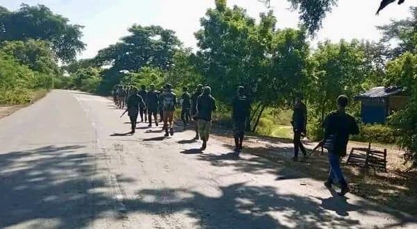 (ရွှေဘိုခရိုင် အမှတ်(၁၈)တပ်ရင်း၏ ရဲဘော်များအား စစ်ဆင်ရေးတစ်ခုတွင် တွေ့ရစဥ်။ဓာတ်ပုံ - တပ်ရင်း ၁၈)