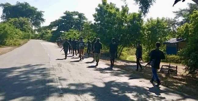(ရွှေဘိုခရိုင် အမှတ်(၁၈)တပ်ရင်း၏ ရဲဘော်များအား စစ်ဆင်ရေးတစ်ခုတွင် တွေ့ရစဥ်။ဓာတ်ပုံ - တပ်ရင်း ၁၈)