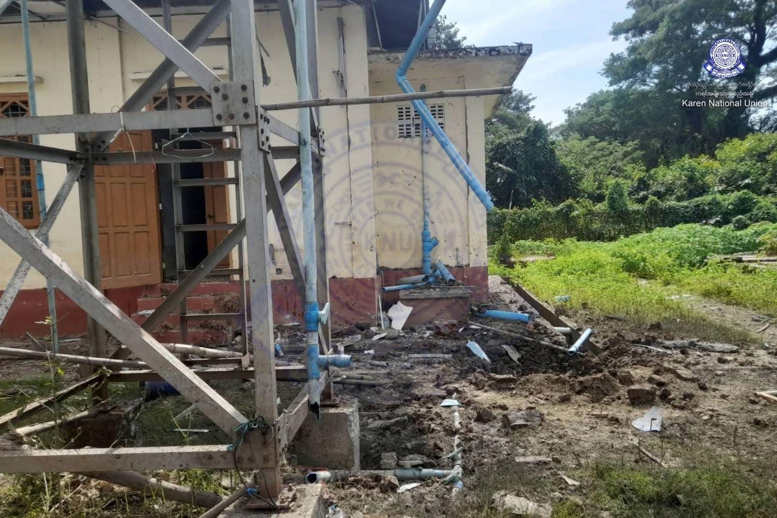 (ကျောက်ကြီးမြို့နယ်တွင် စစ်ကောင်စီတပ်ပစ်ခတ်မှုကြောင့် ပျက်စီးမှုများအား တွေ့ရစဉ်။ ဓာတ်ပုံ - KNU)
