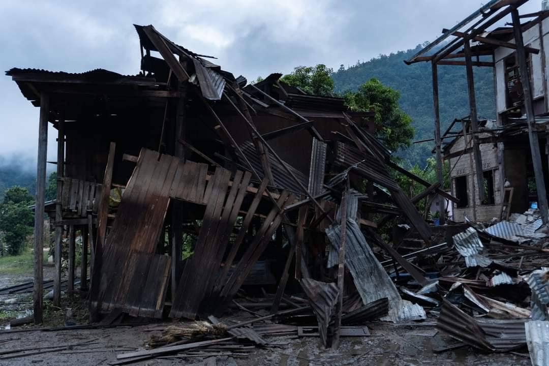 (စစ်ကောင်စီ၏ လက်နက်ကြီးပစ်ခတ်မှုအပြီး ကုန်းပေါရွာ၏ မြေပြင်အခြေအနေကို တွေ့ရစဥ်။ ဓာတ်ပုံ - ဖယ်ခုံမြို့နယ်ပြည်သူ့ကာကွယ်ရေး တပ်ရင်း-၂)
