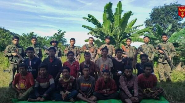 ဖမ်းဆီးရရှိ​​သော စစ်သုံ့ပန်းများကို​တော်လှန်​ရေးတပ်ဖွဲ့ဝင်များနှင့်​တွေ့ရစဥ်