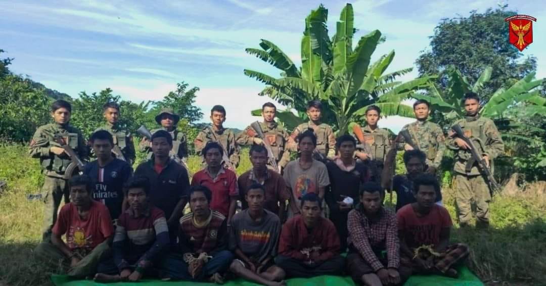 ဖမ်းဆီးရရှိ​​သော စစ်သုံ့ပန်းများကို​တော်လှန်​ရေးတပ်ဖွဲ့ဝင်များနှင့်​တွေ့ရစဥ်