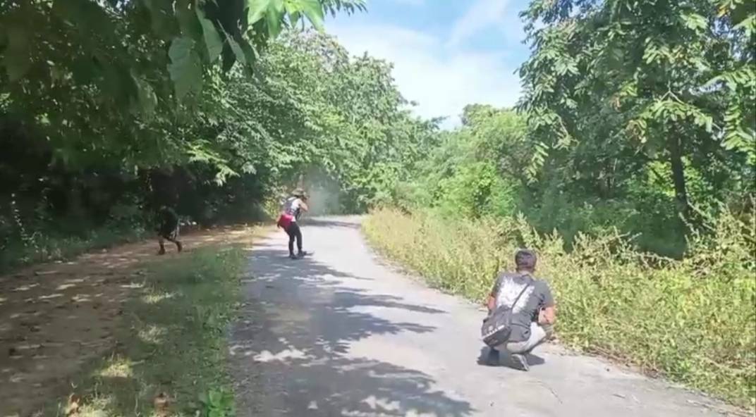 (မြို့ချောင်း-စိန်ကန့်လန့် ပဲခူးရိုးမဖြတ်လမ်းတစ်နေရာတွင် စစ်ဆင်ရေးလုပ်နေသော တော်လှန်ရေးရဲဘော်အချို့နှင့် စစ်တပ်စစ်ဆေးရေးဂိတ်ဟောင်းတခုကို တွေ့ရစဥ်။ ဓာတ်ပုံ - ပေးပို့)