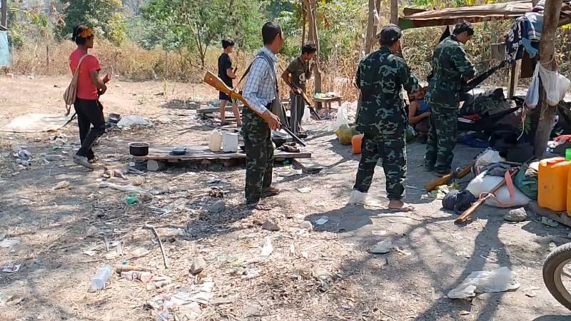 (မြို့ချောင်း-စိန်ကန့်လန့် ပဲခူးရိုးမဖြတ်လမ်းတစ်နေရာတွင် စစ်ဆင်ရေးလုပ်နေသော တော်လှန်ရေးရဲဘော်အချို့နှင့် စစ်တပ်စစ်ဆေးရေးဂိတ်ဟောင်းတခုကို တွေ့ရစဥ်။ ဓာတ်ပုံ - ပေးပို့)