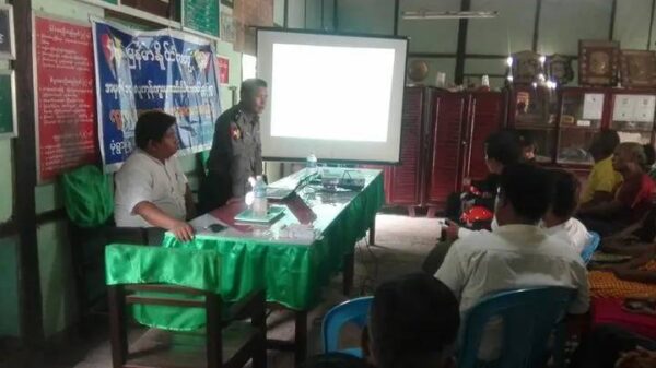 (ပစ်ခတ်မှုခံရသည့် အလယ်ရပ်ကွက်ရုံးအား တွေ့ရစဥ်။(ပုံအဟောင်း)ဓာတ်ပုံ - CJ)