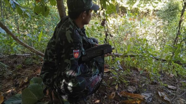 (ပြည်သူ့ကာကွယ်ရေးတပ်မတော်(PDF)ရဲဘော်တစ်ဦးအား စစ်မြေပြင်၌ တွေ့ရစဉ်။ ဓာတ်ပုံ - သာယာဝတီခရိုင်တပ်ရင်း - ၃၈၀၂)