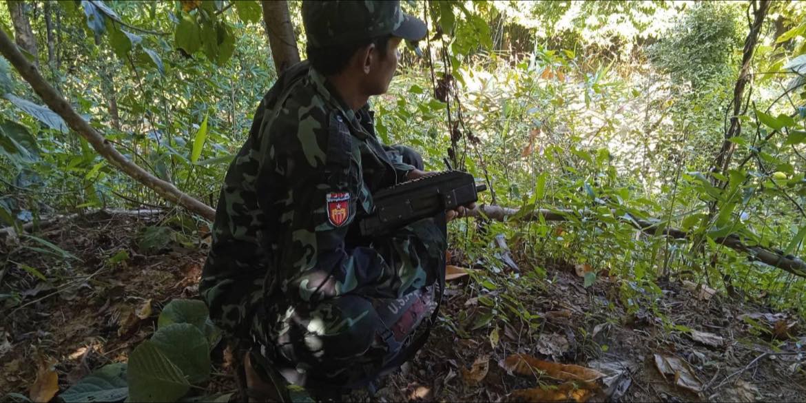 (ပြည်သူ့ကာကွယ်ရေးတပ်မတော်(PDF)ရဲဘော်တစ်ဦးအား စစ်မြေပြင်၌ တွေ့ရစဉ်။ ဓာတ်ပုံ - သာယာဝတီခရိုင်တပ်ရင်း - ၃၈၀၂)