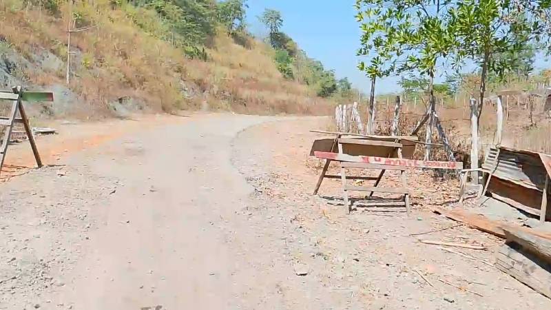 (မြို့ချောင်း-စိန်ကန့်လန့် ပဲခူးရိုးမဖြတ်လမ်းတစ်နေရာတွင် စစ်ဆင်ရေးလုပ်နေသော တော်လှန်ရေးရဲဘော်အချို့နှင့် စစ်တပ်စစ်ဆေးရေးဂိတ်ဟောင်းတခုကို တွေ့ရစဥ်။ ဓာတ်ပုံ - ပေးပို့)