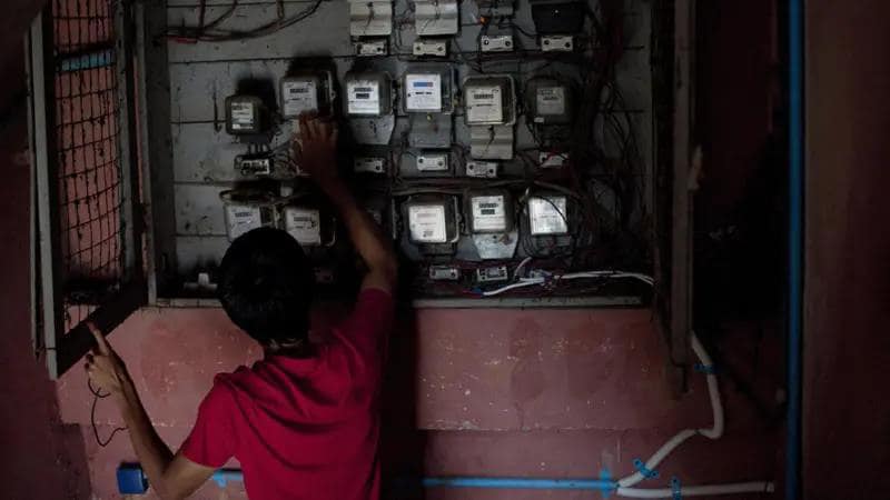 (လျှပ်စစ်မီတာနံပါတ်ကိုကြည့်ရှုနေသည့် အမျိုးသားတစ်ဦးအား တွေ့ရစဉ်။ ဓာတ်ပုံ - အေအက်ပီ)