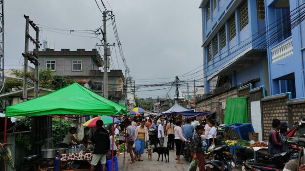 (လားရှိုးမြို့ အောင်မင်္ဂလာဈေးအတွင်း တွေ့ရသော ဈေးသည်များနှင့် ဈေးဝယ်သူများ။ ဓာတ်ပုံ - ားရှိုးမြို့ ပြန်လည်ထူထောင်ရေး)