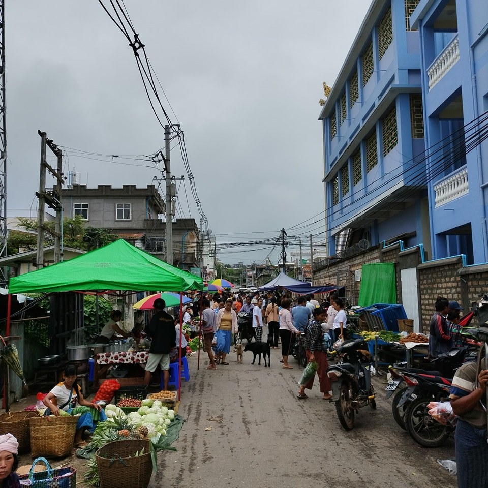 (လားရှိုးမြို့ အောင်မင်္ဂလာဈေးအတွင်း တွေ့ရသော ဈေးသည်များနှင့် ဈေးဝယ်သူများ။ ဓာတ်ပုံ - ားရှိုးမြို့ ပြန်လည်ထူထောင်ရေး)
